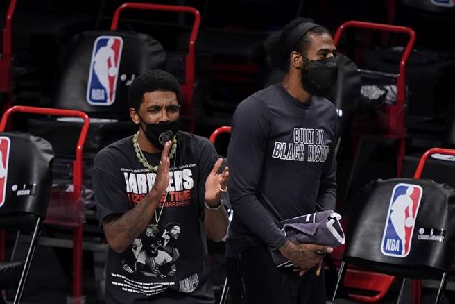 籃網球星厄文(左)在板凳區觀戰。（美聯社資料照）