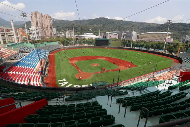 整建后的天母棒球场今天首度「开箱」。（季志翔摄）