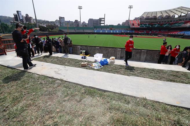 天母棒球场首度新增左、右外野「外野野餐区」，球迷未来将可边享受美食边欣赏比赛。（季志翔摄）