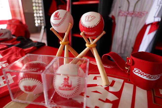 味全龙周边商品。（季志翔摄）