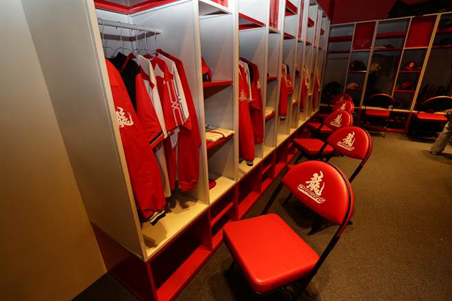 天母棒球场味全龙球员休息室。（季志翔摄）