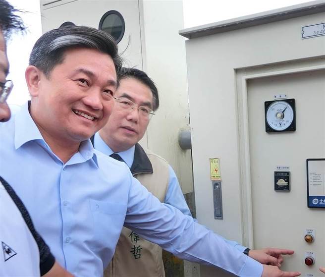 民進黨立委王定宇（左）。（資料照）