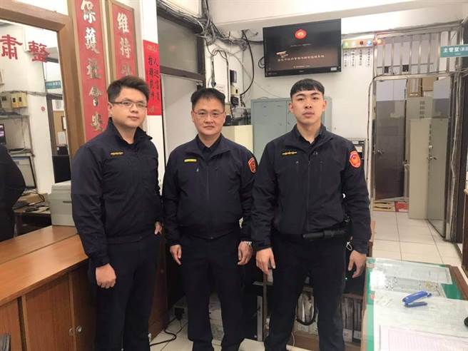 舊莊所所長陳志榮與員警吳振曜、游鈞為，利用基本急救常識與技能，成功挽回一條寶貴生命。(翻攝照片／林郁平台北傳真）