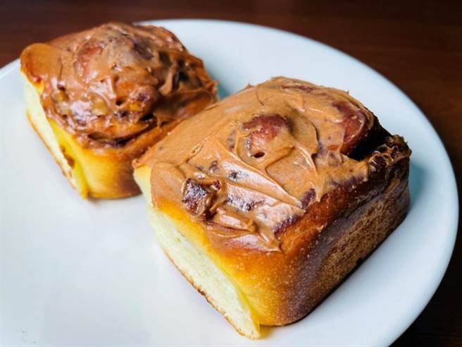 全家宣布即日起独家贩售世界麵包冠军陈耀训师傅超夯新品「奶油乳酪肉桂卷」，会员购买还加赠Let's Cafe中杯热美式乙杯。（图／业者提供）
