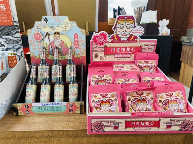 月老香水協助脫單，民眾要加購助更多友人。（台南市文化局提供／劉秀芬台南傳真）