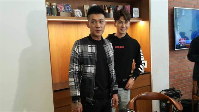 鳳梨與弟弟一起受訪。（吳維書攝）