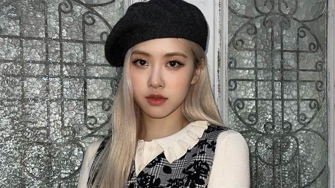 ROSÉ今日參加節目錄影，穿著超短裙現身電視台。（圖／IG@ roses_are_rosie）