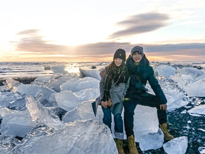 轉職進入永慶後，張丞慶(圖右)不只完成五子登科夢，每年還會為家人安排一趟海外旅遊。(圖/永慶房屋提供)

