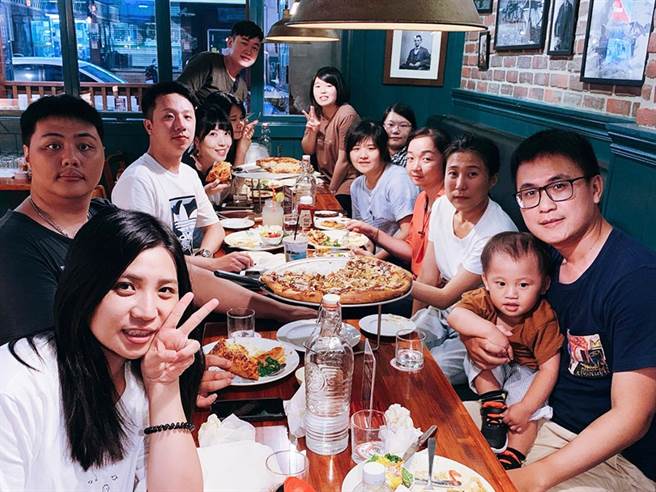張丞慶(圖右一)不僅向表現優異的前輩學習，也快速與同事打成一片，時常相約聚餐。(圖/永慶房屋提供)

