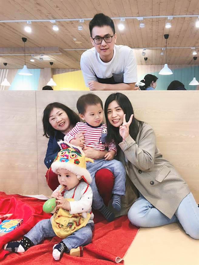 工作之餘，愛家的張丞慶(圖後排)把生活重心都放在陪伴家人上，他期望在疫情結束後能帶全家人到歐洲去旅行。(圖/永慶房屋提供)