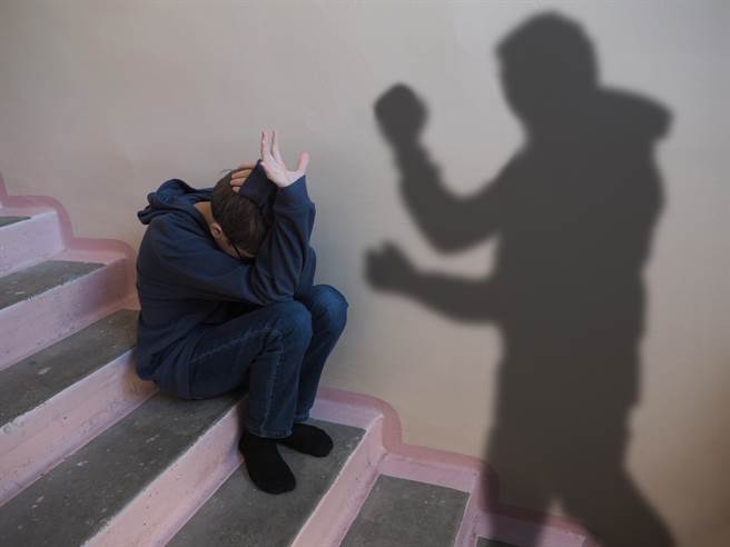 一名男网友分享自己国中的故事透露，班上有同学曾被老师猛踹，造成永久性伤害。（图／示意图，达志影像）