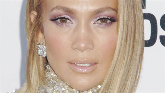 珍妮佛罗培兹近日晒出在IG上超狂侧拍照，秀极致身材。（图／IG@达志影像）