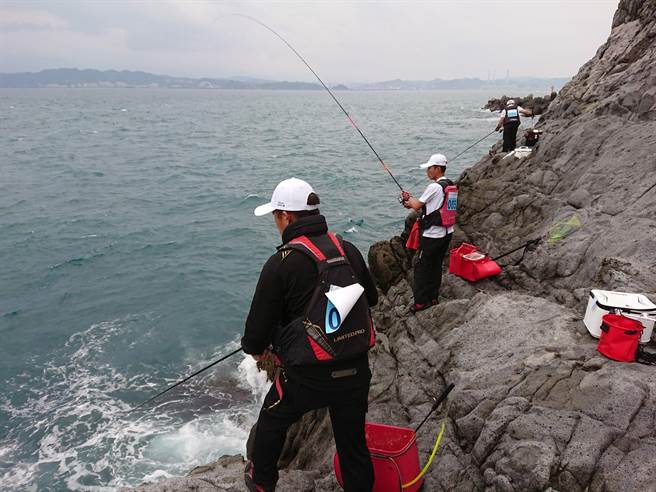 產發處提醒，參加磯釣活動的時候一定要注意安全，務必穿戴防滑釘鞋、救生衣等必要安全設備。（基隆市政府提供／陳彩玲基隆傳真）