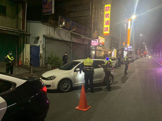 高雄市保安大隊自昨(10)日起，每日編排路檢點勤務12處，動用警力48人次，白天依各分局交通要衝或事故路段，夜間依各分局娛樂場所繁雜度編排路檢次數。（圖／高雄市警察局提供）