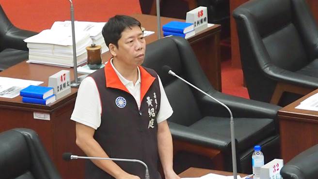 高雄巿議員黃紹庭。圖為他在議會質詢。（曹明正攝）
