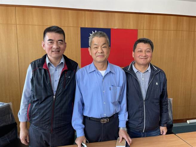 龙潭农会选举结果出炉，3巨头人选分别为理事长谢明宏（中）、常务监事黄璟舞（右）、准总干事汤明吉（左）。