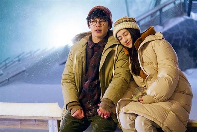 Angelababy和李鸿其在片中浪漫谈情说爱。（车库娱乐提供）