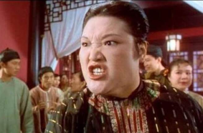 鲁芬在《九品芝麻官》与宛琼丹连珠炮的对骂，让影迷堪称经典。（图／微博）