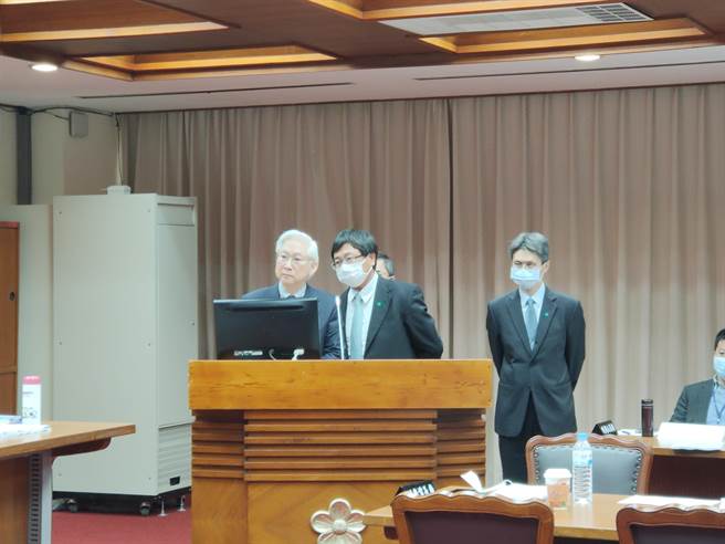 科技部長吳政忠(左1)、新竹科學園區管理局長王永壯(中)今日到立法院教文會接受備詢。(李侑珊攝)