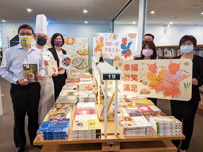 高雄市立圖書館即起至6月10日在總館3樓大廳，展開「高雄一百．台菜之美」主題書展。（曹明正攝）
