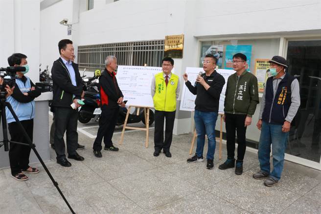 立法院副院長蔡其昌11日會勘，爭取7100萬元進行自來水管線汰換。（陳淑娥攝）