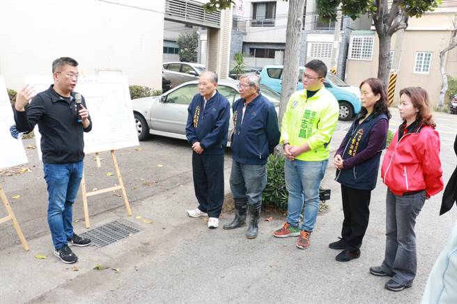 立法院副院長蔡其昌11日會勘，爭取7100萬元進行自來水管線汰換。（陳淑娥攝）