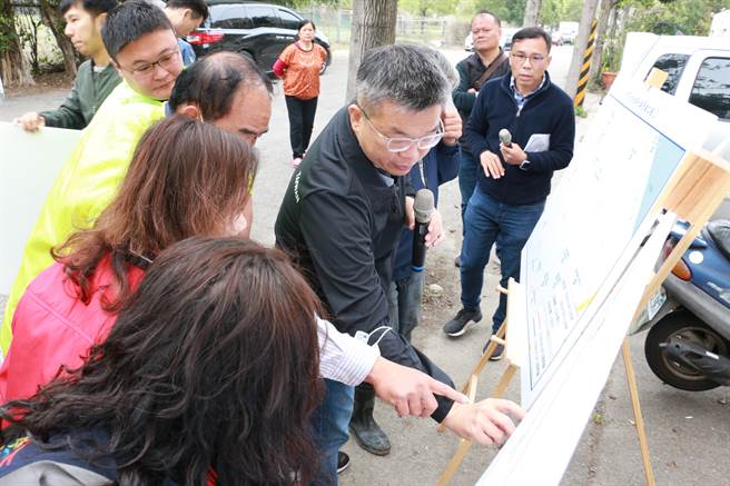 立法院副院長蔡其昌11日會勘，爭取7100萬元進行自來水管線汰換。（陳淑娥攝）