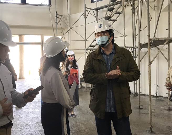 市长林右昌11上午前往正滨国中的「成长非营利幼儿园」视察。（陈彩玲摄）