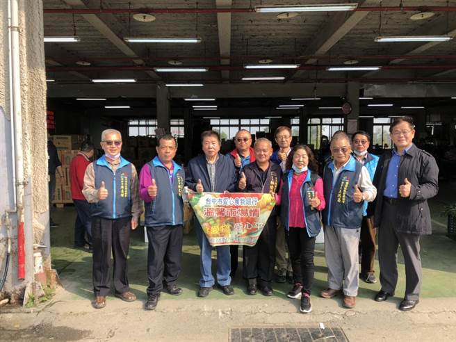 台中市豐原農產品公司募集1250公斤惜福蔬菜，發放給當地13處關懷據點。（台中市豐原農產品公司提供／王文吉台中傳真）