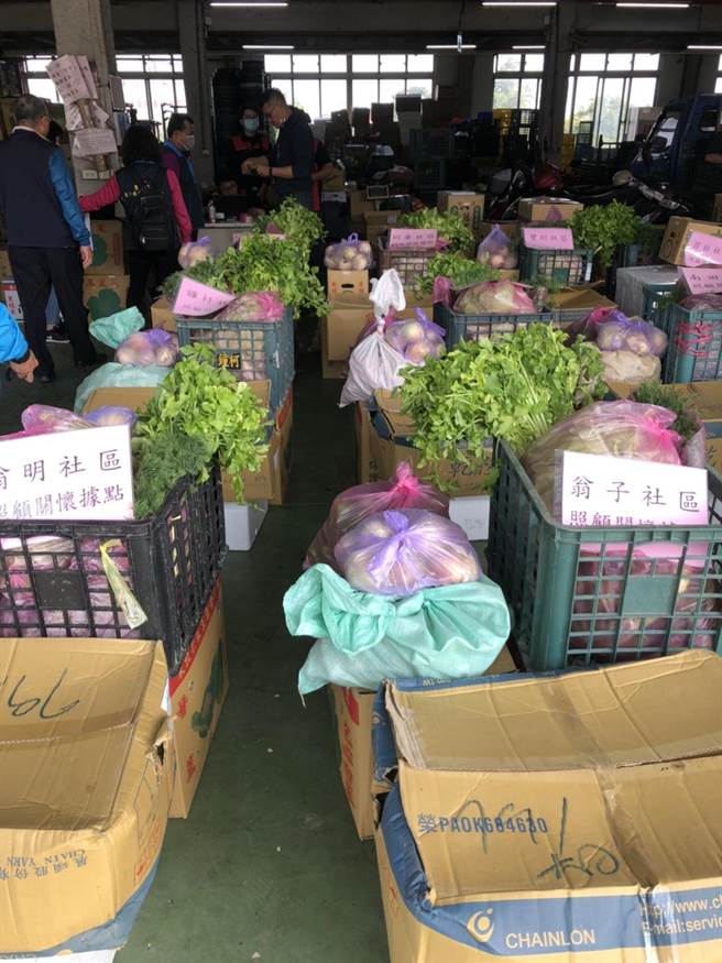 由承銷人及熱心人士提供高麗菜、芹菜、茴香、青椒、洋蔥、彩虹玉米等1250公斤惜福蔬菜。（台中市豐原農產品公司提供／王文吉台中傳真）