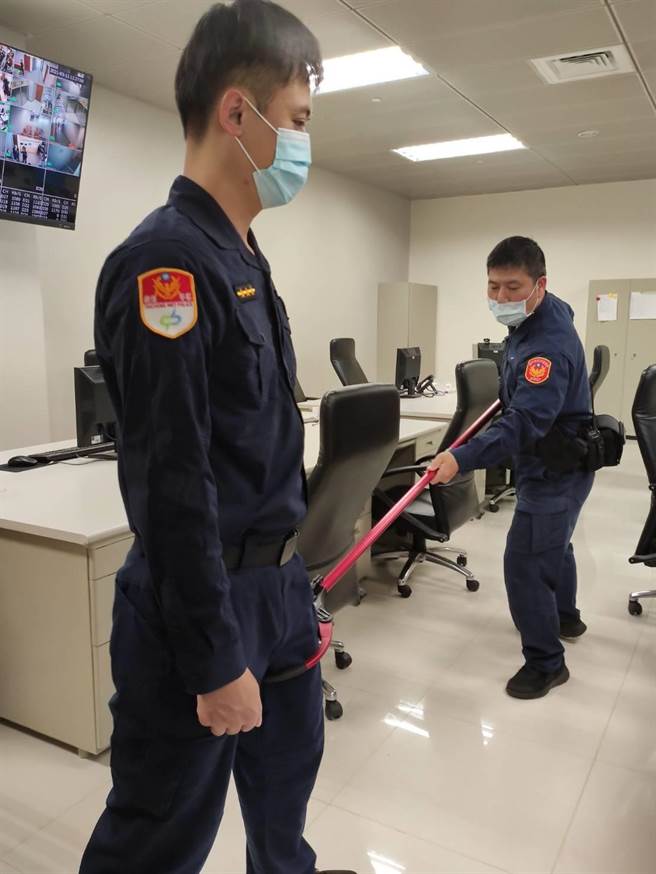 暴徒攻击乘客时，捷警可以「月弯形防暴叉」的装备，创造与歹徒间「安全距离」，进一步制伏逮捕。（张妍溱摄）