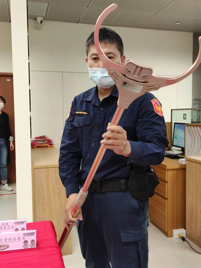 造型特殊的「月弯形防暴叉」装备，钳口能手动打开、闭合，轻量化设计，操作灵活。（张妍溱摄）