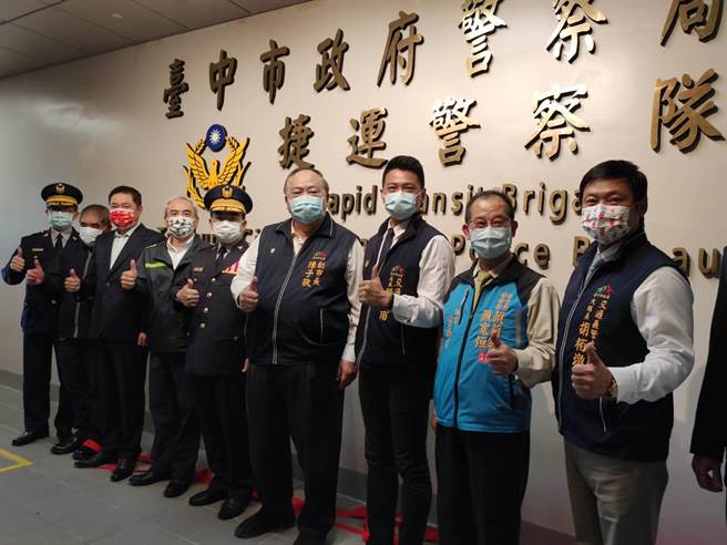 台中捷运3月25日至4月23日间重启试营运，11日台中捷运警察队揭牌上路。（张妍溱摄）