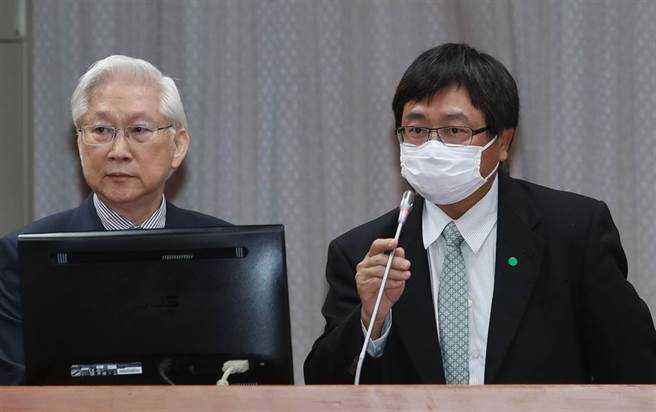 國民黨立委林奕華11日在立法院教育及文化委員會詢問關於經濟部長王美花的「科學園區可鑿井取水」說法及科學園區有無抗旱準備，對此，新竹科學園區管理局局長王永壯（右）答詢表示，竹科的環評不允許取地下水。圖左為科技部長吳政忠。（劉宗龍攝）