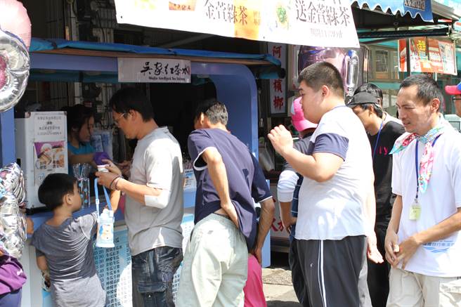 吴家红茶冰凭着台湾的古早味茶饮，2021年获得国际风味评鑑所3颗星肯定。(戴志扬翻摄)