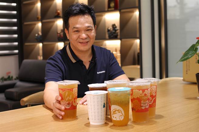 吴家红茶冰董事长吴隆中表示，不用换顶级茶叶，吴家的配方就能让外国评审喝到顶级风味。(戴志扬翻摄)