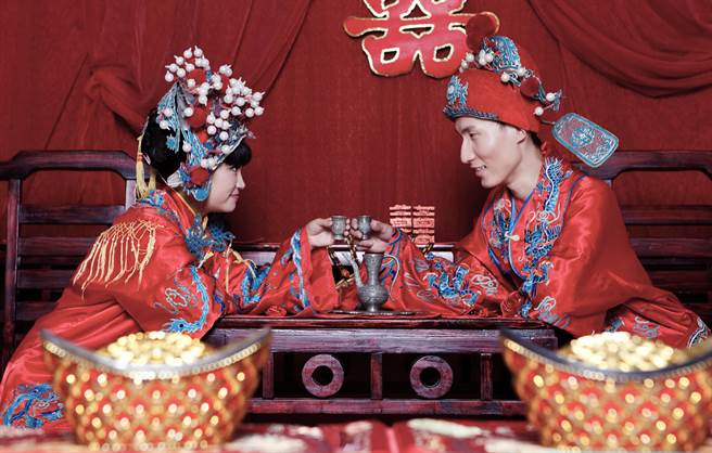 古代嫁女儿时，母亲都会偷塞一本书传授「房中术」。(示意图／达志影像)