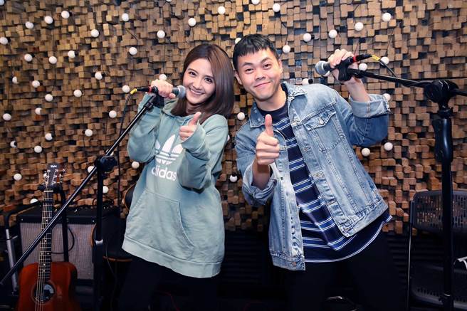 李宣榕今和曾昱嘉一起彩排练团，迸音乐火花。（福茂唱片提供）