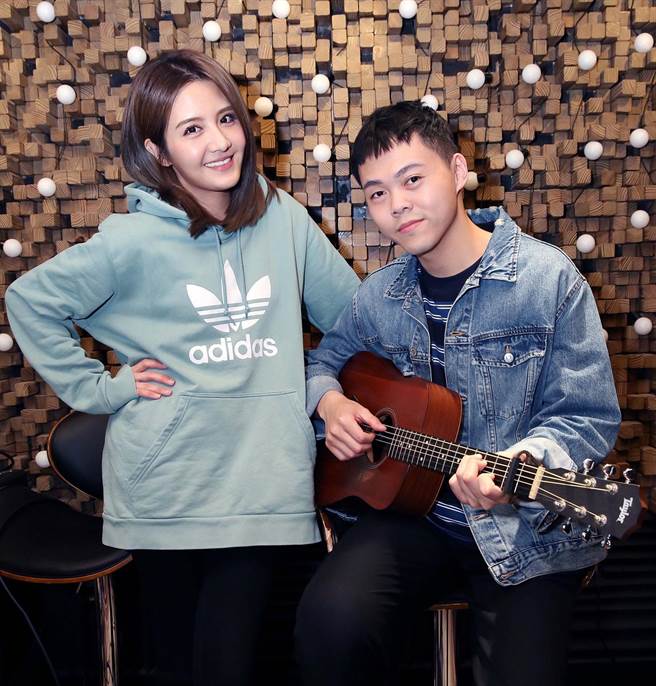 李宣榕今和演唱会嘉宾曾昱嘉一起彩排练团。（福茂唱片提供）