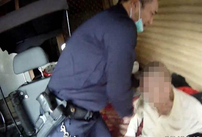 高雄1名中風男在家跌傷，其老母急求助小港暖警。（柯宗緯翻攝）