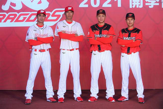 味全龙全新球衣亮相。（季志翔摄）