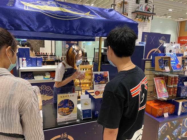 「滨线水产」携手国宴糕点阿聪师推出新品「鲔鱼松口味米珍珠」，即起在高雄汉神巨蛋B1开卖。（柯宗纬翻摄）