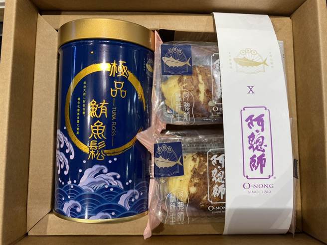 「滨线水产」携手国宴糕点阿聪师推出新品「鲔鱼松口味米珍珠」，即起在高雄汉神巨蛋B1开卖。（柯宗纬翻摄）