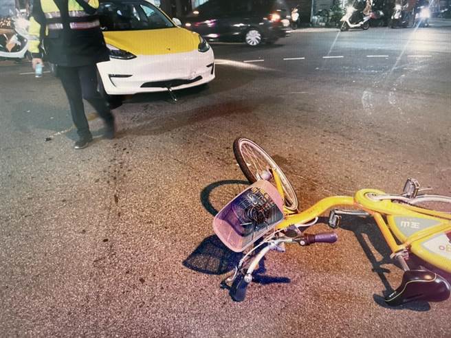 国中生补习回家骑YouBike撞上161万特斯拉Model 3计程车（翻摄照片／戴上容新北传真）