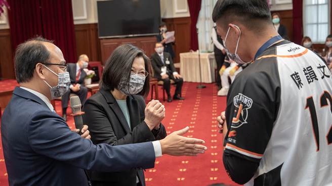统一狮夺下去年中职总冠军，上个月进总统府获蔡英文接见，开幕战狮队对上中信兄弟，蔡英文将至台南球场开球。（统一狮提供）