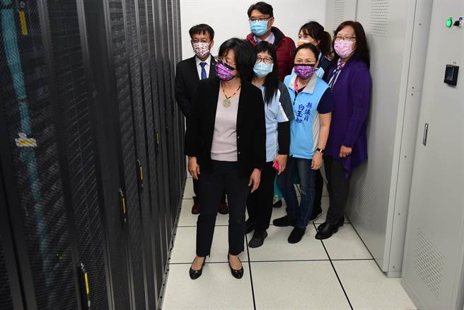 彰化县第一间绿能云端资料中心，11日在彰安国中启用，彰化县214所国中小的校园机房全集中，全县师生都能拥有稳定、不断电的学术网路。（吴敏菁摄）