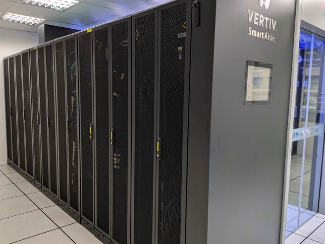 彰化县第一间绿能云端资料中心，11日在彰安国中启用，彰化县214所国中小的校园机房全集中，全县师生都能拥有稳定、不断电的学术网路。（吴敏菁摄）