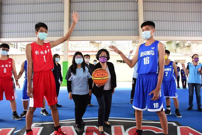 彰安国中半户外风雨球场启用。（吴敏菁摄）