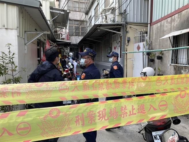 高雄一名老翁輕生，腳部屍塊掉落民宅，警方封鎖現場。（柯宗緯翻攝）