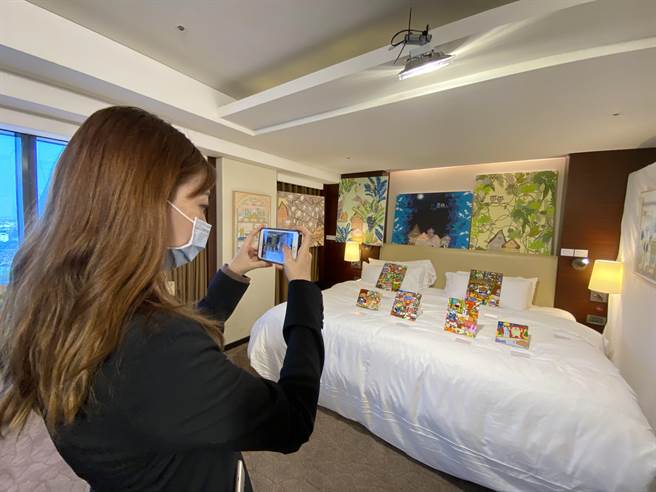 延續歷年將藝術品搬進飯店房間的特色，2021台南藝術博覽會12日起3天在香格里拉台南國際大飯店登場。(曹婷婷攝)